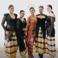 Bridesmaid di pernikahan Eva Celia juga mencuri atensi. Para pendamping pengantin ini tampil memukau dengan kebaya brokat hitam yang dipadupadankan dengan kain sarong Bugis. Foto: Instagram