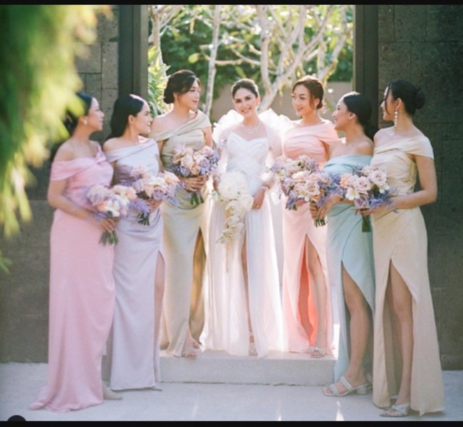 Potongan baju bridesmaid dari pernikahan Jessica Mila ini bisa menginspirasi. Berbahan satin silk dengan cuttingan off shoulder dan belahan rok panjang memberikan tampilan anggun dan cantik. Foto: Instagram