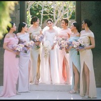 Potongan baju bridesmaid dari pernikahan Jessica Mila ini bisa menginspirasi. Berbahan satin silk dengan cuttingan off shoulder dan belahan rok panjang memberikan tampilan anggun dan cantik. Foto: Instagram