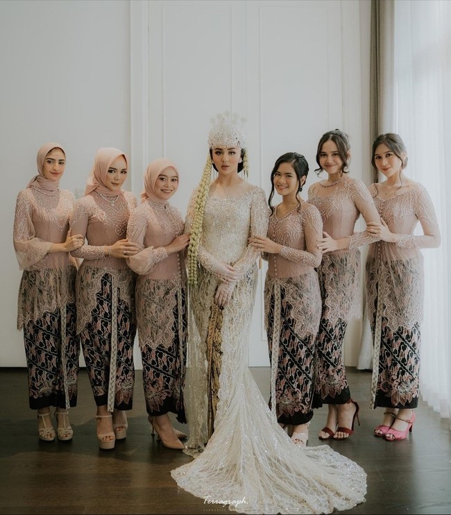 Kebaya peach brokat dengan kain batik yang dikenakan para bridesmaid di pernikahan Margin Wieheerm membuat tampilan manis dan elegan.  Foto: Instagram