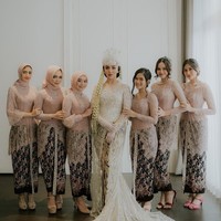 Kebaya peach brokat dengan kain batik yang dikenakan para bridesmaid di pernikahan Margin Wieheerm membuat tampilan manis dan elegan.  Foto: Instagram