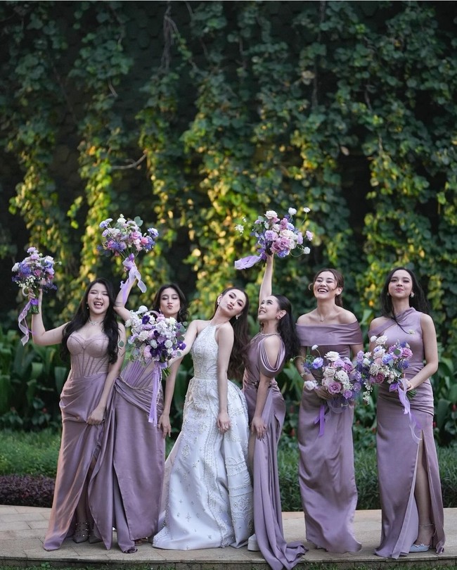 Tiara Andini, Keisya Levronka, Ziva Magnolya, Aaliyah Massaid, dan Lyodra Ginting memukau sebagai bridesmaid di pernikahan Mahalini Raharja dengan Rizky Febian. Sahabat dekatnya ini tampil dalam balutan kebaya satin bernuansa lilac di momen resepsi. Foto: Instagram