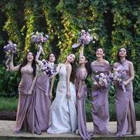 Tiara Andini, Keisya Levronka, Ziva Magnolya, Aaliyah Massaid, dan Lyodra Ginting memukau sebagai bridesmaid di pernikahan Mahalini Raharja dengan Rizky Febian. Sahabat dekatnya ini tampil dalam balutan kebaya satin bernuansa lilac di momen resepsi. Foto: Instagram