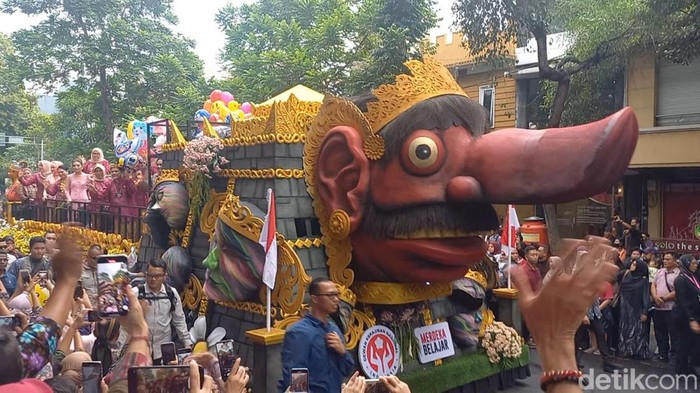 Iriana Jokowi menaiki mobil berhias rajamala saat pawai Dekranas di Solo, Rabu (15/5/2024).