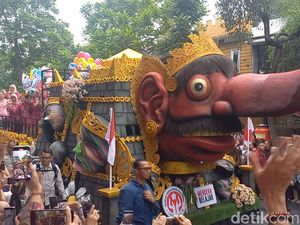 Naik Mobil Hias Rajamala, Iriana Jokowi Ikuti Pawai HUT Dekranas di Solo