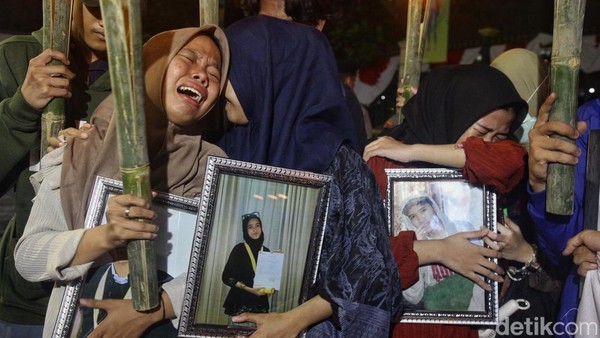 Isak Tangis Warnai Aksi Solidaritas SMK Lingga Kencana di Depan Kemendikbud