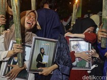 Isak Tangis Warnai Aksi Solidaritas SMK Lingga Kencana di Depan Kemendikbud