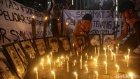 Mereka juga menyalakan lilin sebagai bentuk solidatitas.