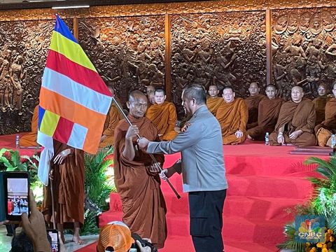 Sebanyak 40 Bhikkhu (biksu) asal Thailand, Malaysia, Singapura, dan Thailand resmi dilepas dari Taman Mini Indonesia Indah (TMII) Cipayung, Jakarta Timur, untuk melaksanakan ritual Thudong dalam rangka merayakan Hari Raya Tri Suci Waisak 2568 BE di Candi Borobudur, Magelang, Jawa Tengah, Selasa (14/5/2024). (CNBC Indonesia/Rindi Salsabila)