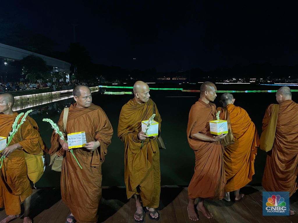 Sebanyak 40 Bhikkhu (biksu) asal Thailand, Malaysia, Singapura, dan Thailand resmi dilepas dari Taman Mini Indonesia Indah (TMII) Cipayung, Jakarta Timur, untuk melaksanakan ritual Thudong dalam rangka merayakan Hari Raya Tri Suci Waisak 2568 BE di Candi Borobudur, Magelang, Jawa Tengah, Selasa (14/5/2024). (CNBC Indonesia/Rindi Salsabila)
