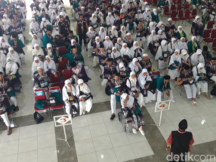 Jemaah calon haji Embarkasi Solo tiba di Asrama Haji Donohudan, Boyolali. Foto diunggah Rabu (15/5/2024).