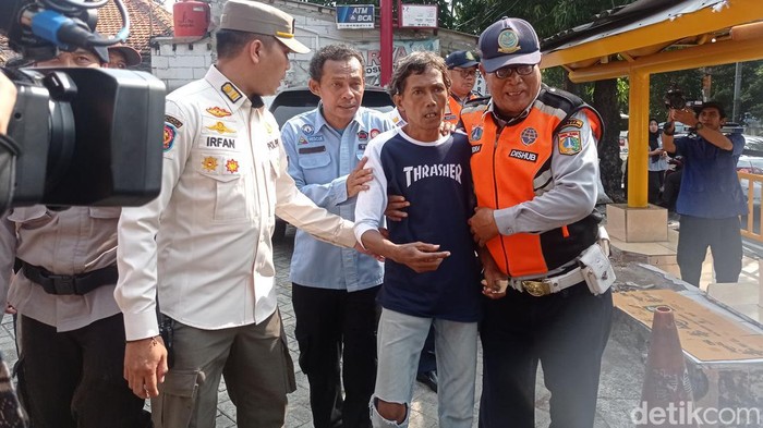 Tim Satpol PP Gelar Penertiban Juru Parkir Ilegal di Minimarket Pusat Jakarta, Belasan Orang Diamankan
