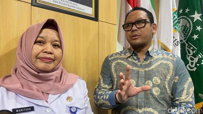 Kabid Kesehatan Masyarakat Dinkes Jatim dr Waritsah Sukarjiyah dan Arie Rukmantara dari Unicef di Unusa.