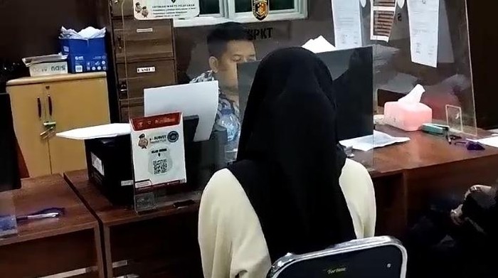 Kakak korban laporkan dugaan pencabulan oleh pembina pramuka di sekolah adiknya.