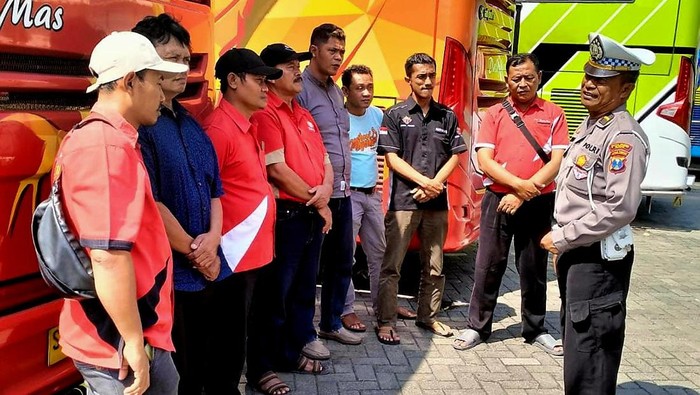Kanit Dikyasa Satlantas Polres Batu Ipda Sumardiono sosialisasi keselamatan berkendara ke sopir bus.
