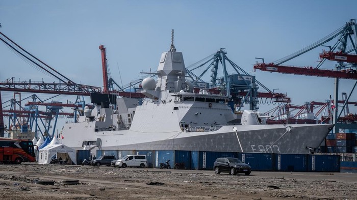 Kapal perang Belanda sandar di Jakarta Duta Besar Belanda untuk Indonesia Lambert Grijns (kanan) bersama Kepala Angkatan Laut Kerajaan Belanda Laksamana Madya Rene Tas (kiri) dan Komandan HMNLS Tromp KLTZ Yvonne Van Beusekom (tengah) barfoto bersama di Kapal Perang HMNLS Tromp yang sandar di Pelabuhan Tanjung Priok, Jakarta, Rabu (15/5/2024). Kapal perang milik Angkatan Laut Kerajaan Belanda tersebut menjalankan misi kampanye pertahanan dan diplomatik bernama Pacific Archer bertujuan untuk menyediakan keamanan laut di seluruh dunia dan akan berlayar kembali pada (18/5/2024). ANTARA FOTO/Bayu Pratama S/foc.