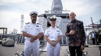 Duta Besar Belanda untuk Indonesia Lambert Grijns (kanan) bersama Kepala Angkatan Laut Kerajaan Belanda Laksamana Madya Rene Tas (kiri) dan Komandan HMNLS Tromp KLTZ Yvonne Van Beusekom (tengah) saat barfoto bersama.