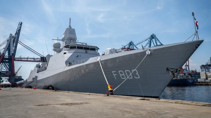 Kapal perang Belanda sandar di Jakarta Duta Besar Belanda untuk Indonesia Lambert Grijns (kanan) bersama Kepala Angkatan Laut Kerajaan Belanda Laksamana Madya Rene Tas (kiri) dan Komandan HMNLS Tromp KLTZ Yvonne Van Beusekom (tengah) barfoto bersama di Kapal Perang HMNLS Tromp yang sandar di Pelabuhan Tanjung Priok, Jakarta, Rabu (15/5/2024). Kapal perang milik Angkatan Laut Kerajaan Belanda tersebut menjalankan misi kampanye pertahanan dan diplomatik bernama Pacific Archer bertujuan untuk menyediakan keamanan laut di seluruh dunia dan akan berlayar kembali pada (18/5/2024). ANTARA FOTO/Bayu Pratama S/foc.