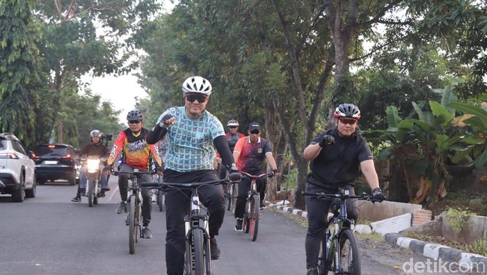 Kapolres Lamongan saat gowes pagi