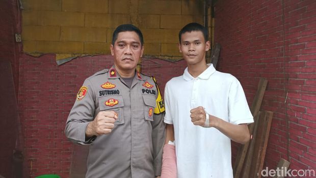 Kapolsek Kebon Jeruk Kompol Sutrisno menjenguk Satrio, Casis Bintara Polri korban begal.