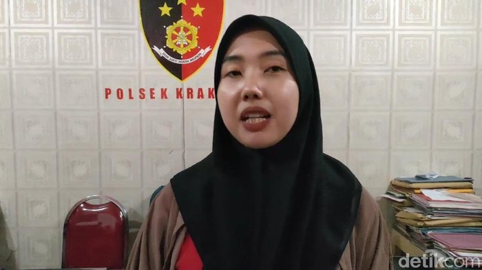 Kasir Minimarket yang dirampok di Probolinggo, Elyis Febby saat menyampaikan pengakuan.