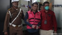 RR diduga berperan mencabut surat keputusan pembekuan atas izin sertifikat kawasan PT SMIP.  