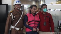 Ia juga diduga turut melakukan pembiaran dan tidak melakukan pengawasan aktivitas yang terjadi di lingkup wilayahnya.