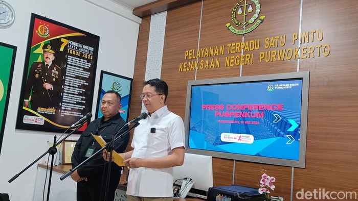 Direktur Penyidikan Jaksa Agung Muda Bidang Tindak Pidana Khusus (Jampidsus) Kejagung RI, Kuntadi SH MH (kanan) saat konferensi pers perkembangan kasus korupsi timah yang menjerat suami Sandra Dewi di Kantor Kejaksaan Negeri Purwokerto, Rabu (15/5/2024).