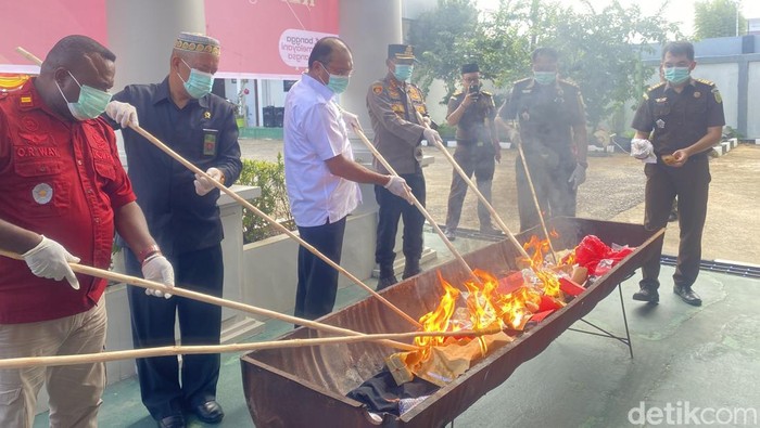 Kejaksaan Negeri Sorong, Papua Barat Daya memusnahkan 71 barang bukti perkara pidana terkait pembunuhan hingga narkoba yang disita selama 6 bulan terakhir.