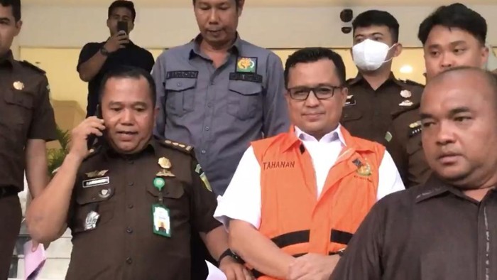 Kepala Dinas Pendidikan Riau, Tengku Fauzan Tambusai (TFT) ditahan Kejaksaan Tinggi Riau usai ditetapkan sebagai tersangka kasus dugaan korupsi. (Istimewa)
