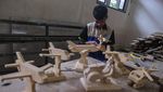 Siswa SMK di Kendari Ubah Limbah Kayu jadi Miniatur Pesawat