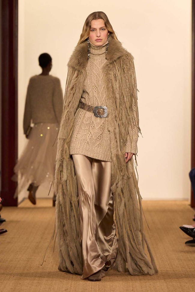 Inilah koleksi terbaru Ralph Lauren Fall/ Winter 2024. Ralph Lauren menggelar fashion show untuk memamerkan koleksi terbarunya ini di studionya di New York. Tak lebih dari 100 orang diundang untuk melihat koleksi Ralph Lauren yang timeless ini. Foto: Dok. Ralph Lauren.