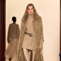 Inilah koleksi terbaru Ralph Lauren Fall/ Winter 2024. Ralph Lauren menggelar fashion show untuk memamerkan koleksi terbarunya ini di studionya di New York. Tak lebih dari 100 orang diundang untuk melihat koleksi Ralph Lauren yang timeless ini. Foto: Dok. Ralph Lauren.