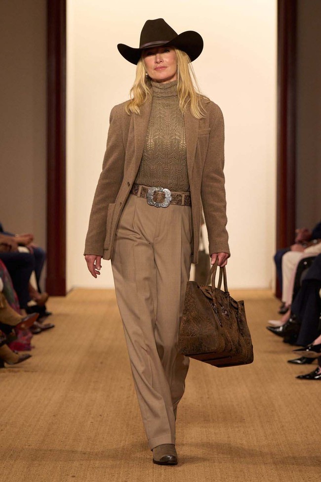 Inilah koleksi terbaru Ralph Lauren Fall/ Winter 2024. Ralph Lauren menggelar fashion show untuk memamerkan koleksi terbarunya ini di studionya di New York. Tak lebih dari 100 orang diundang untuk melihat koleksi Ralph Lauren yang timeless ini. Foto: Dok. Ralph Lauren.