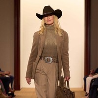 Inilah koleksi terbaru Ralph Lauren Fall/ Winter 2024. Ralph Lauren menggelar fashion show untuk memamerkan koleksi terbarunya ini di studionya di New York. Tak lebih dari 100 orang diundang untuk melihat koleksi Ralph Lauren yang timeless ini. Foto: Dok. Ralph Lauren.