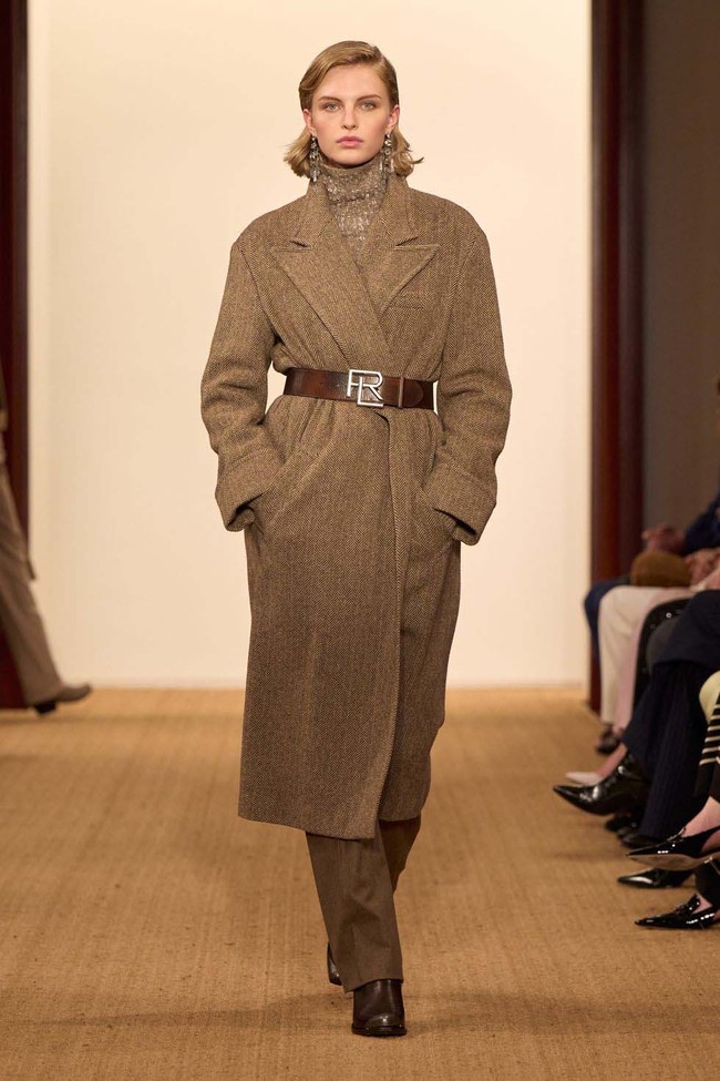 Inilah koleksi terbaru Ralph Lauren Fall/ Winter 2024. Ralph Lauren menggelar fashion show untuk memamerkan koleksi terbarunya ini di studionya di New York. Tak lebih dari 100 orang diundang untuk melihat koleksi Ralph Lauren yang timeless ini. Foto: Dok. Ralph Lauren.