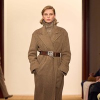 Inilah koleksi terbaru Ralph Lauren Fall/ Winter 2024. Ralph Lauren menggelar fashion show untuk memamerkan koleksi terbarunya ini di studionya di New York. Tak lebih dari 100 orang diundang untuk melihat koleksi Ralph Lauren yang timeless ini. Foto: Dok. Ralph Lauren.