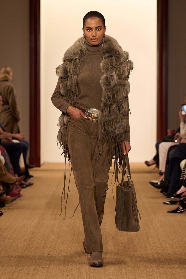 Inilah koleksi terbaru Ralph Lauren Fall/ Winter 2024. Ralph Lauren menggelar fashion show untuk memamerkan koleksi terbarunya ini di studionya di New York. Tak lebih dari 100 orang diundang untuk melihat koleksi Ralph Lauren yang timeless ini. Foto: Dok. Ralph Lauren.