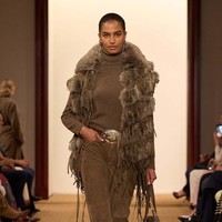 Inilah koleksi terbaru Ralph Lauren Fall/ Winter 2024. Ralph Lauren menggelar fashion show untuk memamerkan koleksi terbarunya ini di studionya di New York. Tak lebih dari 100 orang diundang untuk melihat koleksi Ralph Lauren yang timeless ini. Foto: Dok. Ralph Lauren.