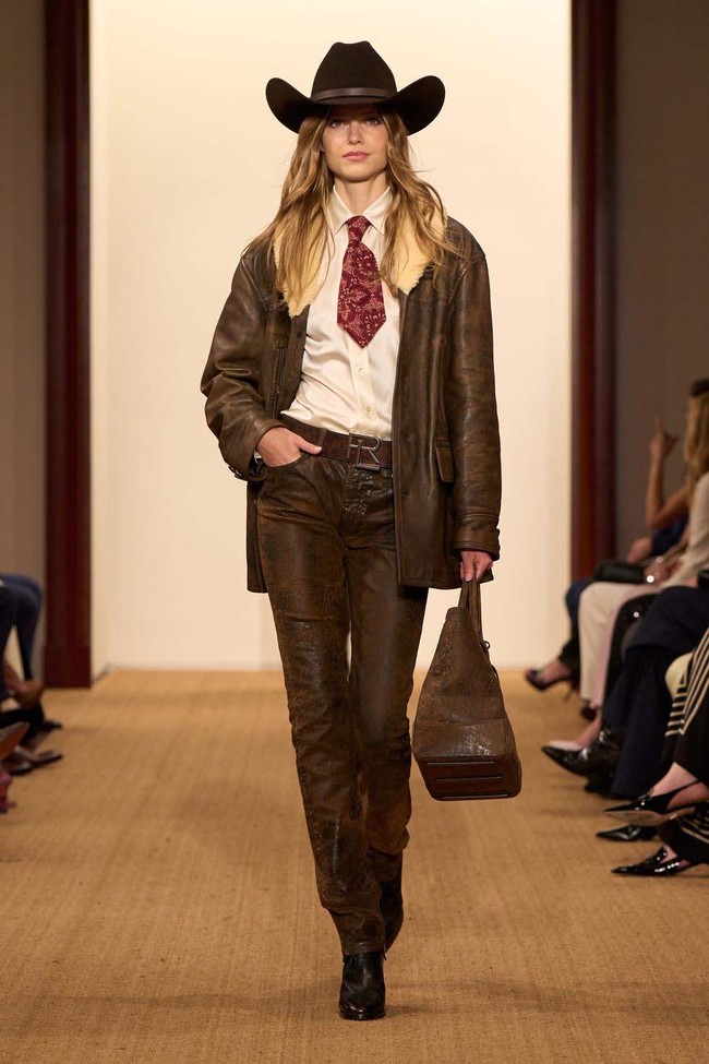Inilah koleksi terbaru Ralph Lauren Fall/ Winter 2024. Ralph Lauren menggelar fashion show untuk memamerkan koleksi terbarunya ini di studionya di New York. Tak lebih dari 100 orang diundang untuk melihat koleksi Ralph Lauren yang timeless ini. Foto: Dok. Ralph Lauren.