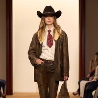 Inilah koleksi terbaru Ralph Lauren Fall/ Winter 2024. Ralph Lauren menggelar fashion show untuk memamerkan koleksi terbarunya ini di studionya di New York. Tak lebih dari 100 orang diundang untuk melihat koleksi Ralph Lauren yang timeless ini. Foto: Dok. Ralph Lauren.