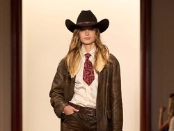 10 Foto Koleksi Ralph Lauren Fall/ Winter 2024, Busana Klasik yang Glamor