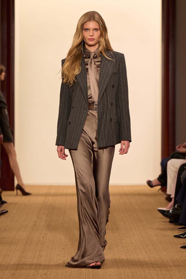 Inilah koleksi terbaru Ralph Lauren Fall/ Winter 2024. Ralph Lauren menggelar fashion show untuk memamerkan koleksi terbarunya ini di studionya di New York. Tak lebih dari 100 orang diundang untuk melihat koleksi Ralph Lauren yang timeless ini. Foto: Dok. Ralph Lauren.