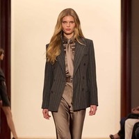 Inilah koleksi terbaru Ralph Lauren Fall/ Winter 2024. Ralph Lauren menggelar fashion show untuk memamerkan koleksi terbarunya ini di studionya di New York. Tak lebih dari 100 orang diundang untuk melihat koleksi Ralph Lauren yang timeless ini. Foto: Dok. Ralph Lauren.
