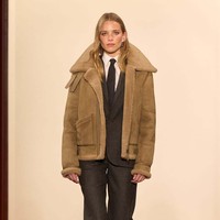 Inilah koleksi terbaru Ralph Lauren Fall/ Winter 2024. Ralph Lauren menggelar fashion show untuk memamerkan koleksi terbarunya ini di studionya di New York. Tak lebih dari 100 orang diundang untuk melihat koleksi Ralph Lauren yang timeless ini.. Foto: Dok. Ralph Lauren.