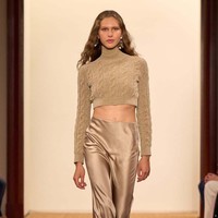 Inilah koleksi terbaru Ralph Lauren Fall/ Winter 2024. Ralph Lauren menggelar fashion show untuk memamerkan koleksi terbarunya ini di studionya di New York. Tak lebih dari 100 orang diundang untuk melihat koleksi Ralph Lauren yang timeless ini. Foto: Dok. Ralph Lauren.