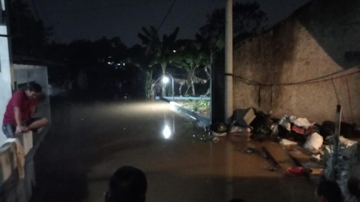 Kondisi banjir saat Maret 2024 yang menenggelamkan rumah di bantaran Kali Pesanggarahan. Kondisi banjir saat Maret 2024 yang menenggelamkan rumah di bantaran Kali Pesanggarahan.