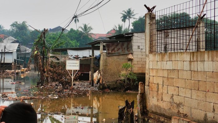 Kondisi rumah Udin jika dilihat dari batas air di Kelurahan Pasir Putih.