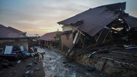 Akibat dari banjir bandang tersebut, sejumlah bangunan dan fasilitas umum di kampung tersebut hancur.