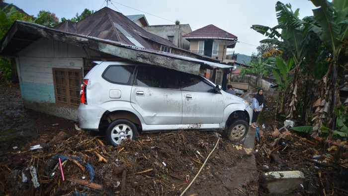 Kondisi Terkini Agam Sumbar Usai Diterjang Banjir Bandang Pelajar melintas di depan sekolah yang hancur akibat banjir bandang di Jorong Galudua, Nagari Koto Tuo IV Koto, Agam, Sumatera Barat, Rabu (15/5/2024). Banjir bandang yang terjadi pada Sabtu (11/05/2024) dari aliran sungai Gunung Singgalang itu juga mengakibatkan sejumlah bangunan dan fasilitas umum di kampung tersebut hancur. ANTARA FOTO/Iggoy el Fitra/YU